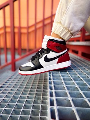 Мужские кроссовки Nike Air Jordan 1 Retro Black White Red чёрные с белым и красным (41-45) 2930 фото