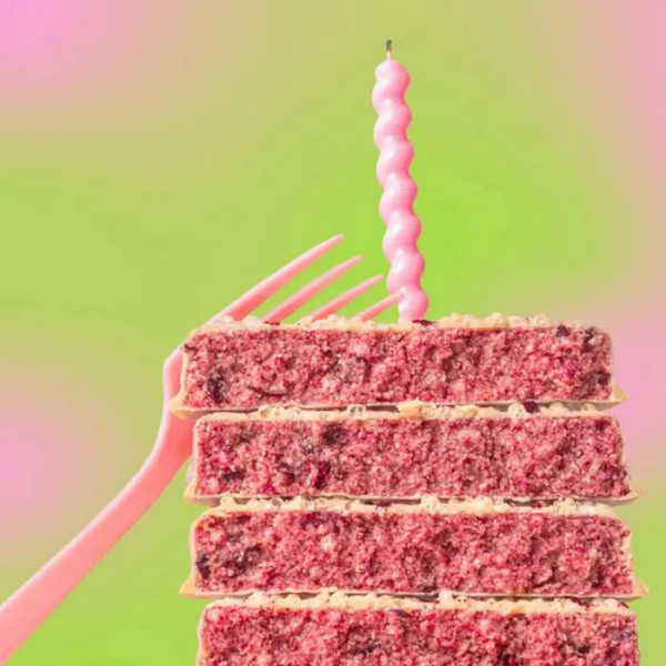 Батончик протеїновий, Birthday Cake Cookie dough + Cherry, Fizi, святковий торт з мигдалем та вишнею, у білому шоколаді, веганський, без глютену та цукру, 1 шт (45 г)